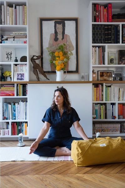 Le sac de yoga en collaboration avec Lili Barbery - Coton recyclé jaune ambré posé devant Lili Barbery